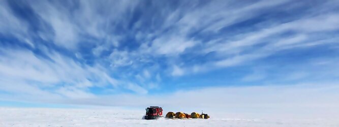 Trip Lettland beliebtes Urlaubsziel – Antarktis - Null Bewohner, Millionen Pinguine und feste Dimensionen. Am südlichen Ende der Erde, wo die Sonne nur zwischen Frühjahr und Herbst über dem Horizont aufgeht, liegt der 7. Kontinent, die Antarktis. Riesig, bis auf ein paar Forscher unbewohnt und ohne offiziellen Besitzer. Eine Welt, die überrascht, bevor Sie sie sehen. Deshalb ist ein Besuch definitiv etwas für die Schatzkiste der Erinnerung und allein die Ausmaße dieser Destination sind eine Sache für sich. Du trittst aus deinem gemütlichen Hotelzimmer und es begrüßt dich die warme italienische Sonne. Du blickst auf den atemberaubenden Gardasee, der in zahlreichen Blautönen schimmert - von tiefem Dunkelblau bis zu funkelndem Türkis. Majestätische Berge umgeben dich, während die Brise sanft deine Haut streichelt und der Duft von blühenden Zitronenbäumen deine Nase kitzelt. Du schlenderst die malerischen, engen Gassen entlang, vorbei an farbenfrohen, blumengeschmückten Häusern. Vereinzelt unterbricht das fröhliche Lachen der Einheimischen die friedvolle Stille. Du fühlst dich wie in einem Traum, der nicht enden will. Jeder Schritt führt dich zu neuen Entdeckungen und Abenteuern. Du probierst die köstliche italienische Küche mit ihren frischen Zutaten und verführerischen Aromen. Die Sonne geht langsam unter und taucht den Himmel in ein leuchtendes Orange-rot - ein spektakulärer Anblick.