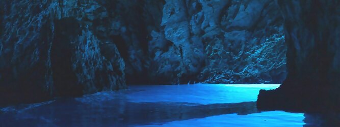 Trip Lettland Reisetipps - Die Blaue Grotte von Bisevo in Kroatien ist nur per Boot erreichbar. Atemberaubend schön fasziniert dieses Naturphänomen in leuchtenden intensiven Blautönen. Ein idyllisches Highlight der vorzüglich geführten Speedboot-Tour im Adria Inselparadies, mit fantastisch facettenreicher Unterwasserwelt. Die Blaue Grotte ist ein Naturwunder, das auf der kroatischen Insel Bisevo zu finden ist. Sie ist berühmt für ihr kristallklares Wasser und die einzigartige bläuliche Farbe, die durch das Sonnenlicht in der Höhle entsteht. Die Blaue Grotte kann nur durch eine Bootstour erreicht werden, die oft Teil einer Fünf-Insel-Tour ist.