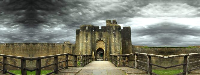 Trip Lettland Reisetipps - Caerphilly Castle - ein Bollwerk aus dem 13. Jahrhundert in Wales, Vereinigtes Königreich. Mit einem aufsehenerregenden Turm, der schiefer ist wie der Schiefe Turm zu Pisa. Wie jede Burg mit Prestige, hat sie auch einen Geist, „The Green Lady“ spukt in den Gemächern, wo ihr Geliebter den Tod fand. Wo man in Wales oft – und nicht ohne Grund – das Gefühl hat, dass ein Schloss ziemlich gleich ist, ist Caerphilly Castle bei Cardiff eine sehr willkommene Abwechslung. Die Burg ist nicht nur deutlich größer, sondern auch älter als die Burgen, die später von Edward I. als Ring um Snowdonia gebaut wurden.