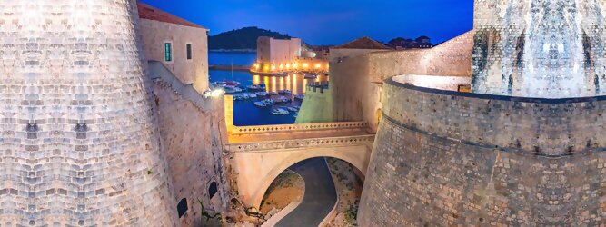 Trip Lettland Stadt Urlaub - Dubrovnik - Einen Wahnsinns Panoramablick hat man von Dubrovniks Hausberg Srd. Empor geht’s ganz easy und entspannt, minutenschnell mit der Luftseilbahn. Für begeisterte GOT-Fans empfiehlt sich die speziell geführte Game-of-Thrones-Tour zu den bekanntesten Drehorten und Schauplätzen der erfolgreichen Kultserie, der Eiserne Thron ist auf der kleinen idyllischen Insel Lokrum zu bestaunen. Die beliebtesten Orte für Dubrovnik Ferien, locken mit besten Angebote für Hotels und Ferienunterkünfte mit Werbeaktionen, Rabatten, Sonderangebote für Dubrovnik Urlaub buchen. Reisedaten eingeben und Hotel Flug Mietwagen Attraktionen Taxis für eine Dubrovnik Reise flexibel buchen. Sollten sich die Pläne ändern, sind viele der Unterkünfte und Zimmer in Dubrovnik kostenfrei stornierbar.