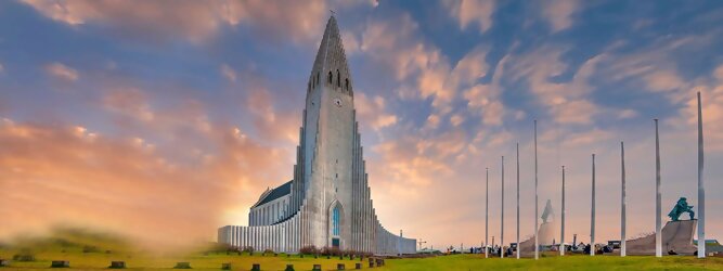 Trip Lettland Reisetipps - Hallgrimskirkja in Reykjavik, Island – Lutherische Kirche in beeindruckend martialischer Betonoptik, inspiriert von der Form der isländischen Basaltfelsen. Die Schlichtheit im Innenraum erstaunt, bewegt zum Innehalten und Entschleunigen. Sensationelle Fotos gibt es bei Polarlicht als Hintergrundkulisse. Die Hallgrim-Kirche krönt Islands Hauptstadt eindrucksvoll mit ihrem 73 Meter hohen Turm, der alle anderen Gebäude in Reykjavík überragt. Bei keinem anderen Bauwerk im Land dauerte der Bau so lange, und nur wenige sorgten für so viele Kontroversen wie die Kirche. Heute ist sie die größte Kirche der Insel mit Platz für 1.200 Besucher.