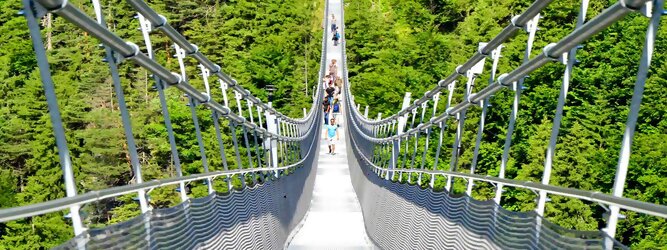 Trip Lettland Reisetipps - highline179 - Die Brücke BlickMitKick | einmalige Kulisse und spektakulärer Panoramablick | 20 Gehminuten und man findet | die längste Hängebrücke der Welt | Weltrekord Hängebrücke im Tibet Style - Die highline179 ist eine Fußgänger-Hängebrücke in Form einer Seilbrücke über die Fernpassstraße B 179 südlich von Reutte in Tirol (Österreich). Sie erstreckt sich in einer Höhe von 113 bis 114 m über die Burgenwelt Ehrenberg und verbindet die Ruine Ehrenberg mit dem Fort Claudia.