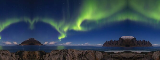 Trip Lettland Reisetipps - Polarlichter Norwegen Tromso - Skandinaviens eiskalte Schönheit fasziniert mit atemberaubenden Nordlichtern und geradezu außerirdisch imposanten Gebirgskulissen. Land der Mitternachtssonne am Polarkreis, ein Paradies für Wanderer, Naturfreunde, Hobbyfotografen und Instagram er/innen. Tromsø liegt unter dem sogenannten „Nordpollichtoval“, das den magnetischen Nordpol wie ein Ring oder Gürtel umschließt. Hier wird das Polarlicht auch Aurora Borealis genannt. Aufgrund der Struktur des Erdmagnetfeldes sind sie in dieser Region auch in Zeiten geringer Sonnenaktivität besonders häufig und intensiv zu beobachten.