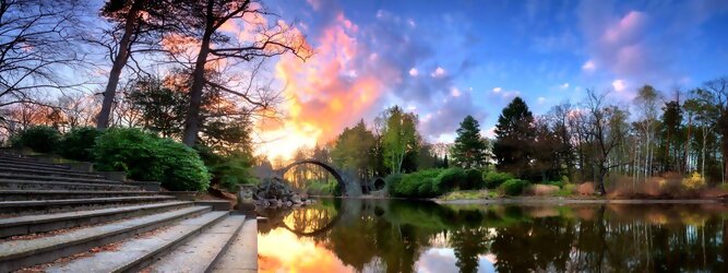 Trip Lettland Reisetipps - Teufelsbrücke wird die Rakotzbrücke in Kromlau, Deutschland, genannt. Ein mystischer, idyllischer wunderschöner Ort; eine wahre Augenweide, wenn sich der Brücken Rundbogen im See spiegelt und zum Kreis vervollständigt. Ein märchenhafter Besuch, im blühenden Azaleen & Rhododendron Park. Der Azaleen- und Rhododendronpark Kromlau ist ein ca. 200 ha großer Landschaftspark im Ortsteil Kromlau der Gemeinde Gablenz im Landkreis Görlitz. Er gilt als die größte Rhododendren-Freilandanlage als Landschaftspark in Deutschland und ist bei freiem Eintritt immer geöffnet. Im Jahr 1842 erwarb der Großgrundbesitzer Friedrich Hermann Rötschke, ein Zeitgenosse des Landschaftsgestalters Hermann Ludwig Heinrich Fürst von Pückler-Muskau, das Gut Kromlau.