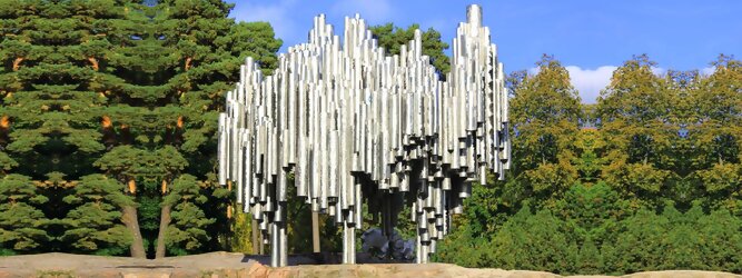 Trip Lettland Reisetipps - Sibelius Monument in Helsinki, Finnland. Wie stilisierte Orgelpfeifen, verblüfft die abstrakt kühne Optik dieser Skulptur und symbolisiert das kreative künstlerische Musikschaffen des weltberühmten finnischen Komponisten Jean Sibelius. Das imposante Denkmal liegt in einem wunderschönen Park. Der als „Johann Julius Christian Sibelius“ geborene Jean Sibelius ist für die Finnen eine äußerst wichtige Person und gilt als Ikone der finnischen Musik. Die bekanntesten Werke des freischaffenden Komponisten sind Symphonie 1-7, Kullervo und Violinkonzert. Unzählige Besucher aus nah und fern kommen in den Park, um eines der meistfotografierten Denkmäler Finnlands zu sehen.